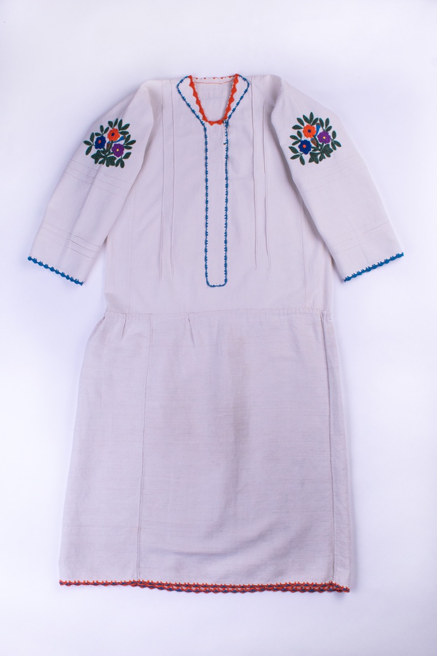 Жіноча вишита сорочка